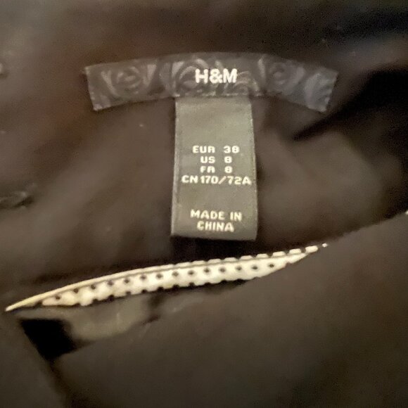 H&M Black Pencil Skirt w/ Zipper and Button Closure, Size 8 - Picture 4 of 4